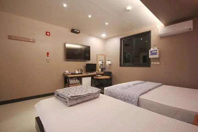 Oda (Twin (Netflix available air purifier )