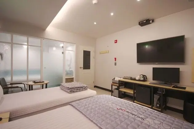 Oda (Twin (Netflix available air purifier )