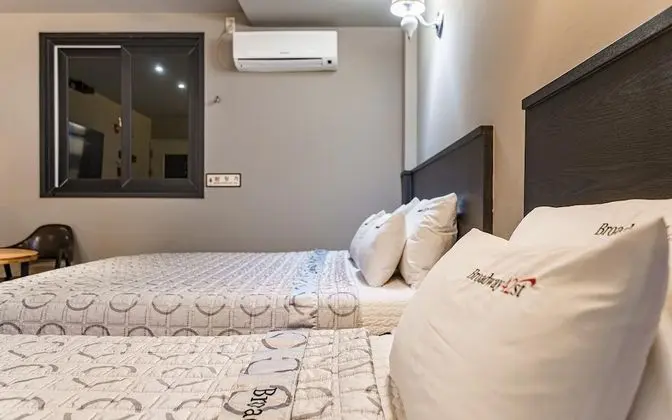 Oda (Twin (Netflix available air purifier )