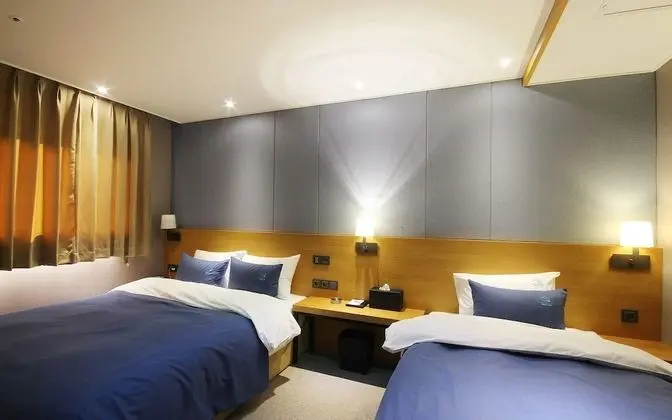 Oda (Twin (Netflix available two beds))