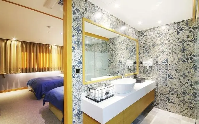 Oda (Twin (Netflix available two beds))