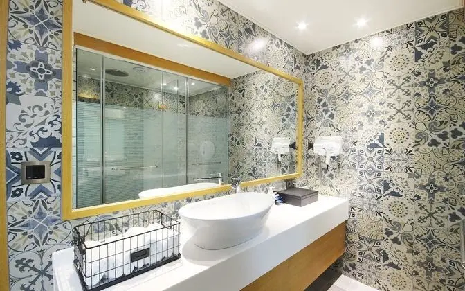 Oda (Twin (Netflix available two beds))