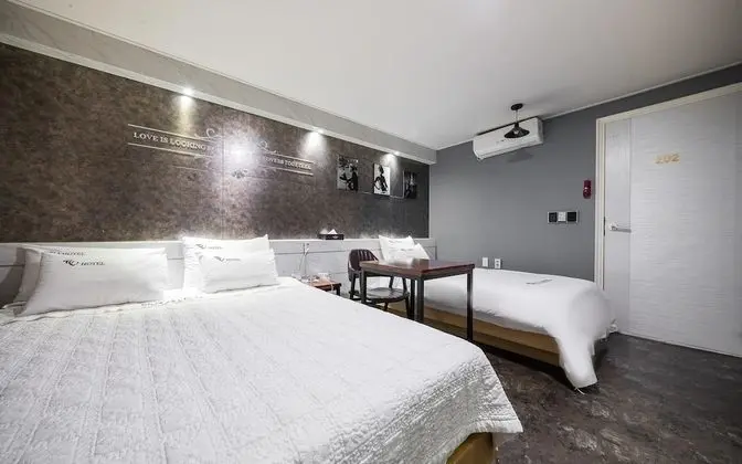 Oda (Twin double+single(Netflix available))