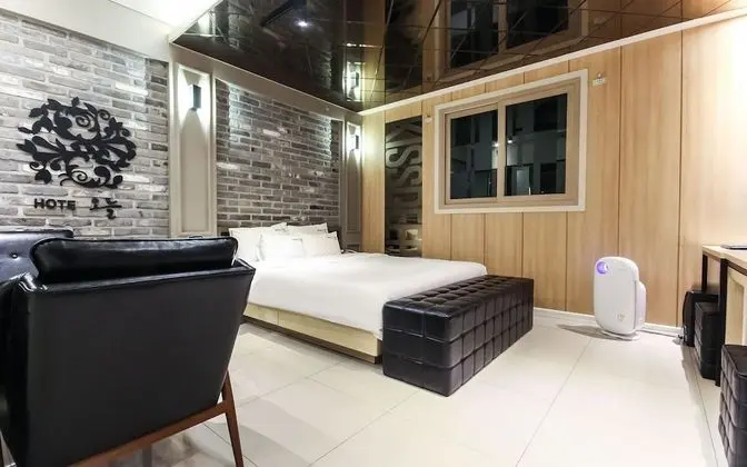 Oda (Mirror Room (Netflix viewing availabl)