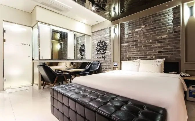 Oda (Mirror Room (Netflix viewing availabl)