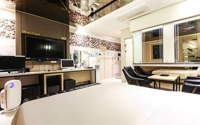 Oda (Mirror Room (Netflix viewing availabl)