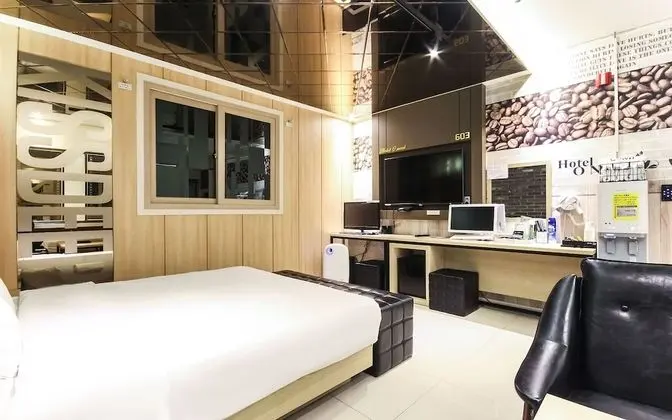 Oda (Mirror Room (Netflix viewing availabl)