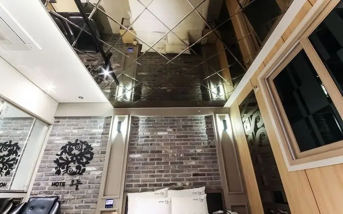 Oda (Mirror Room (Netflix viewing availabl)