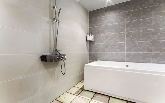 Oda (Mirror Room (Netflix viewing availabl)