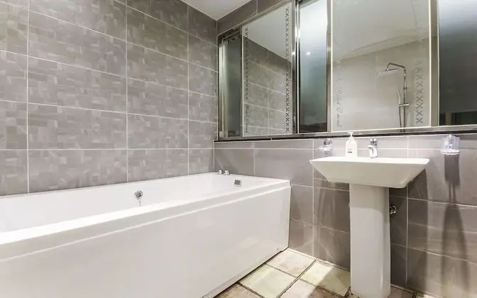 Oda (Mirror Room (Netflix viewing availabl)