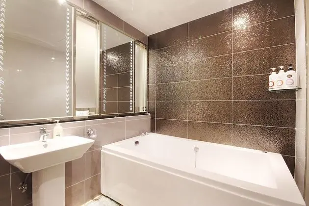 Oda (Twin (Netflix available))