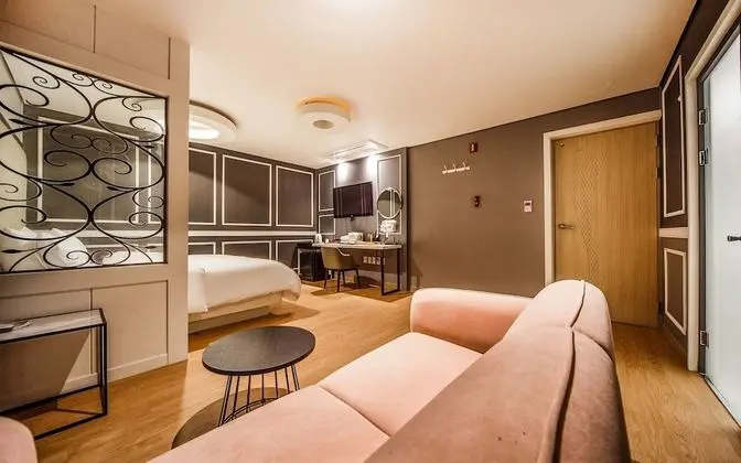 Oda (Deluxe (Netflix available Delive))