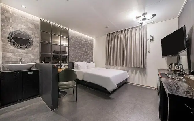 Oda (Deluxe (OTT Service Available))