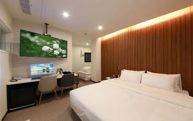 Oda (Twin (Netflix Available))