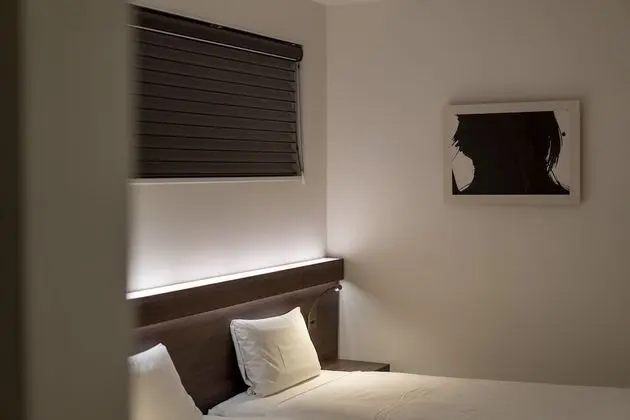 Üç Kişilik Oda, Sigara İçilmez