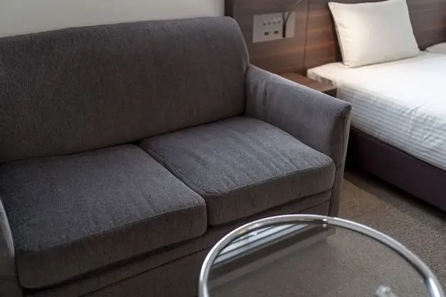 Üç Kişilik Oda, Sigara İçilmez