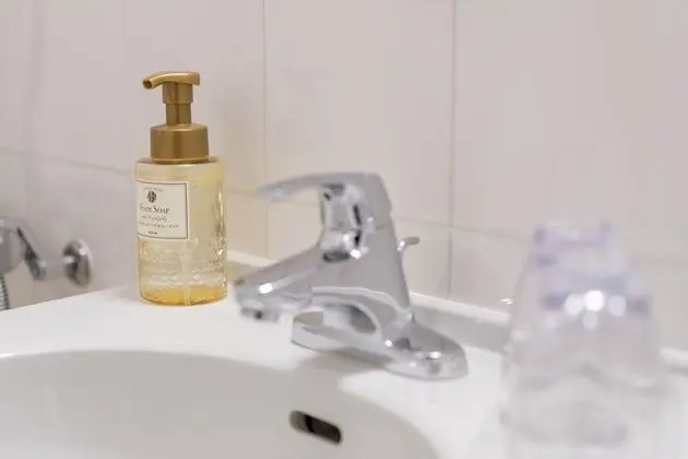 Üç Kişilik Oda, Sigara İçilmez