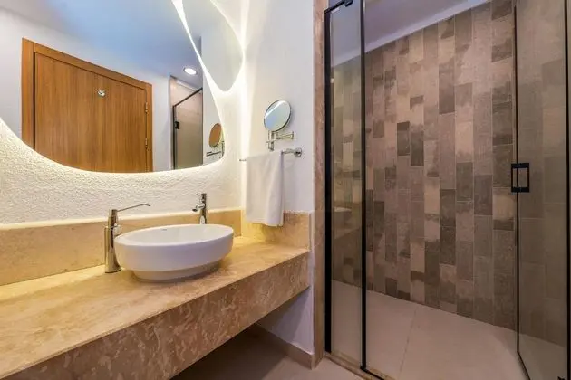 https://images.etstur.com/files/images/hotelImages/TR/51237/l/Jiva-Beach-Resort-Oda-388169.jpg
