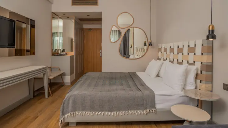 https://images.odamax.com/img/1024x768/odamax/image/upload/Jiva_Beach_Resort_Hotel_202601221542090_Swim_up_Room_2.png