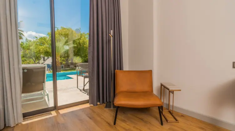 https://images.odamax.com/img/1024x768/odamax/image/upload/Jiva_Beach_Resort_Hotel_202601221542094_Swim_up_Room_5.png