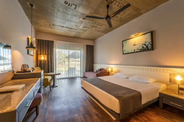 https://images.odamax.com/img/1024x768/odamax/image/upload/Jiva_Beach_Resort_Hotel_202601221542096_Swim_up_Room_6.png
