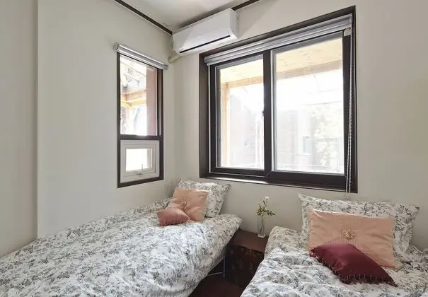 Twin Room B (202)