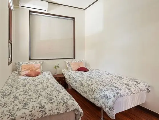 Twin Room B (202)