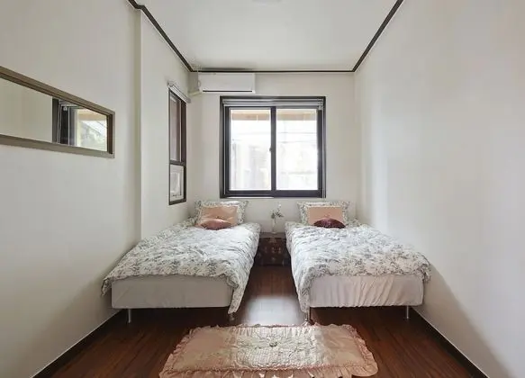 Twin Room B (202)