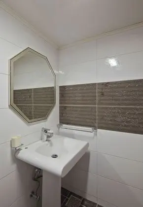 Twin Room B (202)