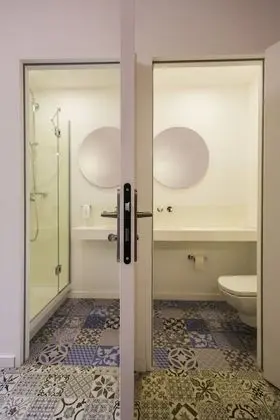Dört Kişilik Oda, Özel Banyo