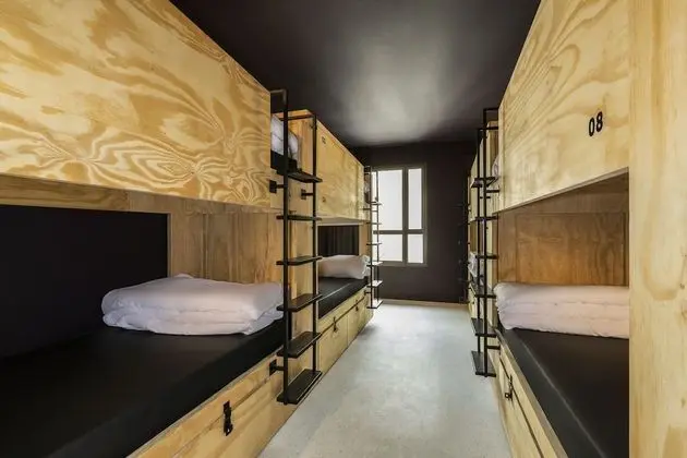 Chambre privée de 8 personnes avec salle de bains partagée