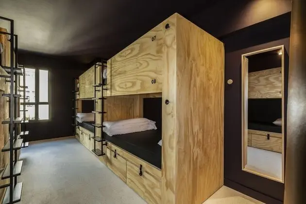 Chambre privée de 8 personnes avec salle de bains partagée