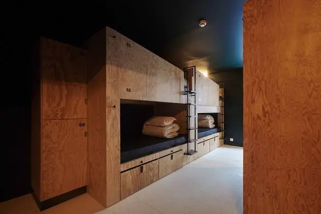Chambre privée de 8 personnes avec salle de bains partagée