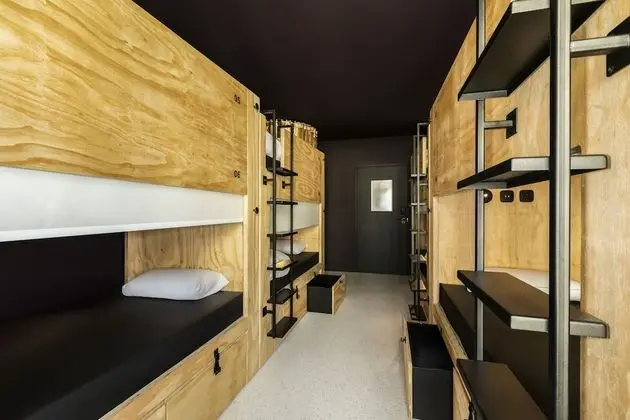 Chambre privée de 8 personnes avec salle de bains partagée