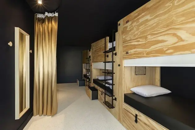 Chambre privée pour 6 personnes avec salle de bains partagée