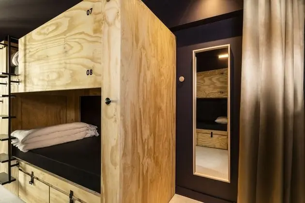 Chambre privée pour 6 personnes avec salle de bains partagée