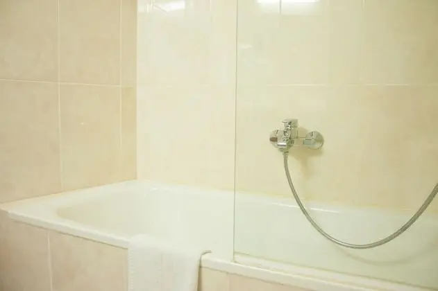 Büyük Yataklı Tek Kişilik Oda