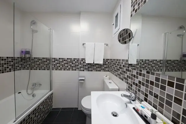 Premium Tek Büyük Yataklı Oda, Havuz Manzaralı