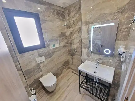 Üç Kişilik Oda, Deniz Manzaralı