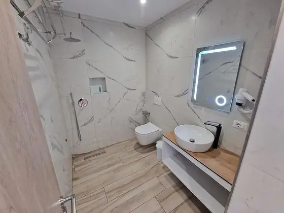 Üç Kişilik Oda, Deniz Manzaralı