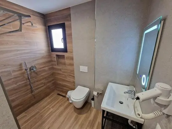 Üç Kişilik Oda, Deniz Manzaralı