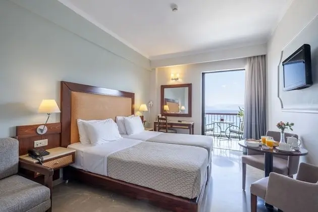 Tek Büyük veya İki Ayrı Yataklı Oda, Balkon, Deniz Manzaralı
