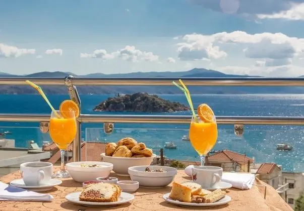 Tek Büyük veya İki Ayrı Yataklı Oda, Balkon, Deniz Manzaralı
