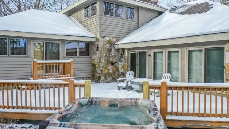 Ev, Birden Çok Yatak, Sıcak Su Havuzu