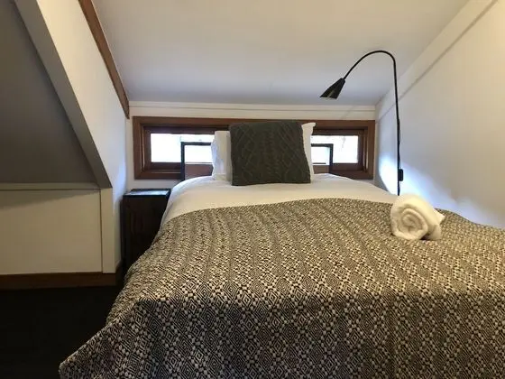 Ev (Cubby House, Shared Bathroom)