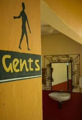 Üç Kişilik Oda, Ortak Banyo