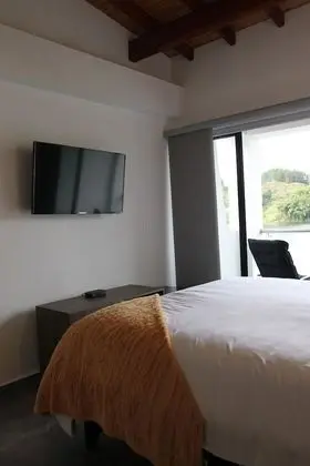 Premium Oda, 1 Büyük (Queen) Boy Yatak ve Çekyat
