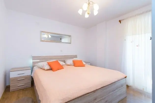 Ev (Josip - private swimming pool - H(2+2)