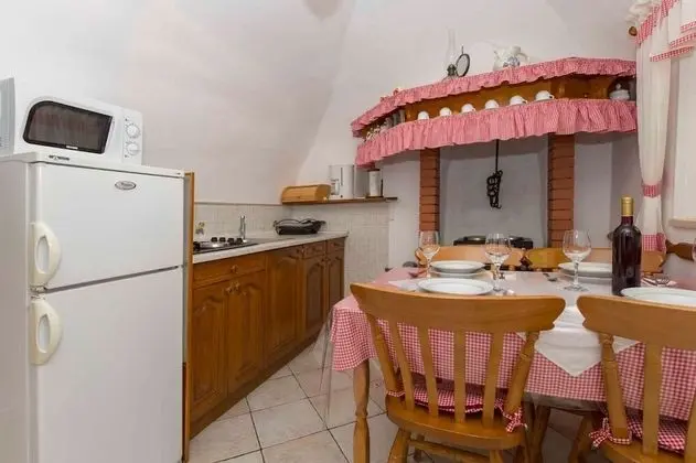 Ev (Josip - private swimming pool - H(2+2)
