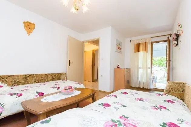 Ev (Josip - private swimming pool - H(2+2)